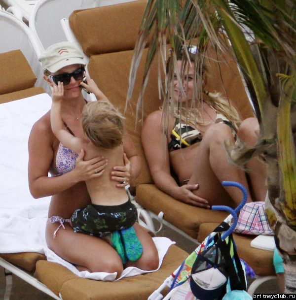 Бритни с детьми отдыхает на пляже130.jpg(Бритни Спирс, Britney Spears)