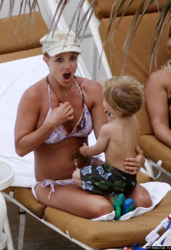 Бритни с детьми отдыхает на пляже131.jpg(Бритни Спирс, Britney Spears)