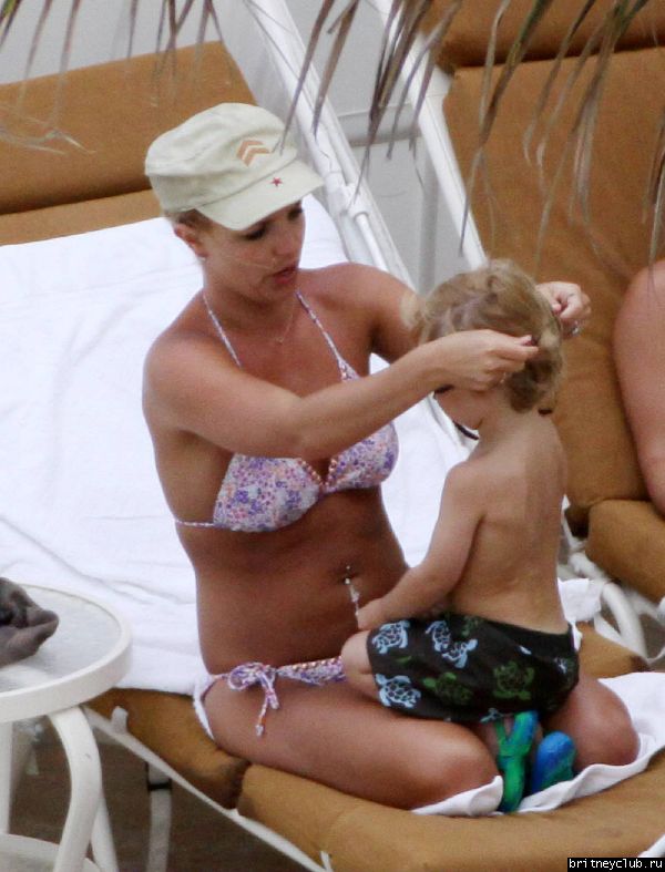 Бритни с детьми отдыхает на пляже132.jpg(Бритни Спирс, Britney Spears)