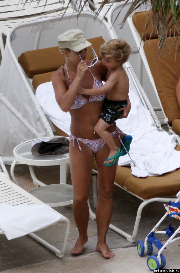 Бритни с детьми отдыхает на пляже133.jpg(Бритни Спирс, Britney Spears)