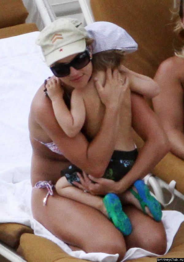Бритни с детьми отдыхает на пляже134.jpg(Бритни Спирс, Britney Spears)