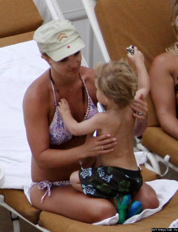 Бритни с детьми отдыхает на пляже135.jpg(Бритни Спирс, Britney Spears)