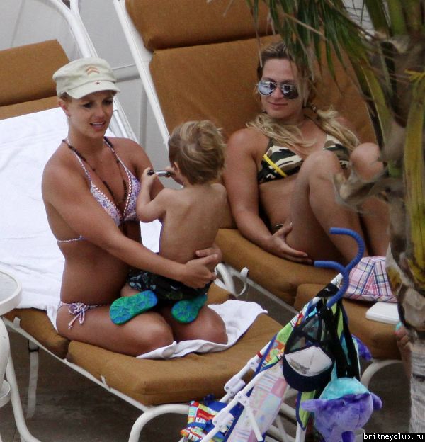 Бритни с детьми отдыхает на пляже136.jpg(Бритни Спирс, Britney Spears)