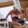 Бритни с детьми отдыхает на пляже