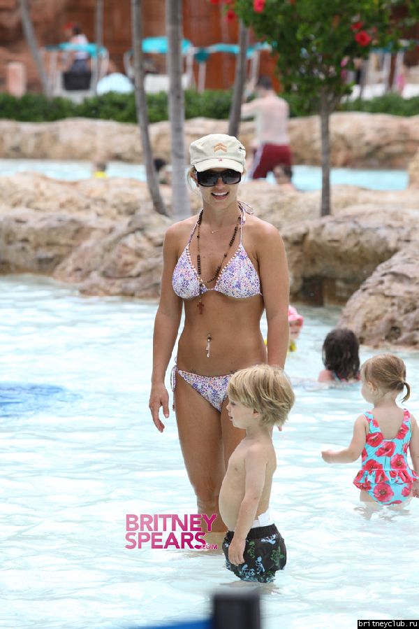 Бритни с семьей в аквапарке4.jpg(Бритни Спирс, Britney Spears)