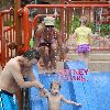 Бритни с семьей в аквапарке