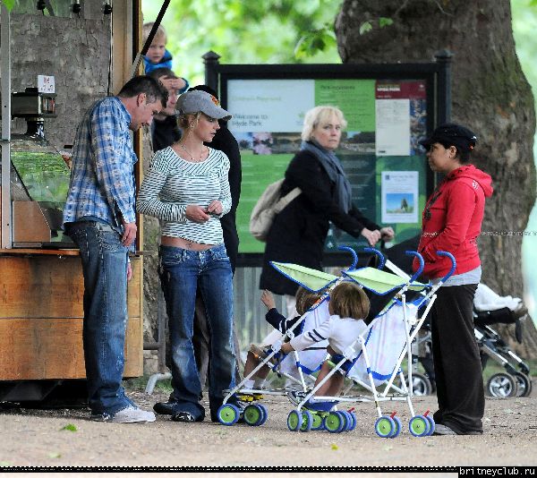 Бритни с детьми в Лондонском парке05.jpg(Бритни Спирс, Britney Spears)