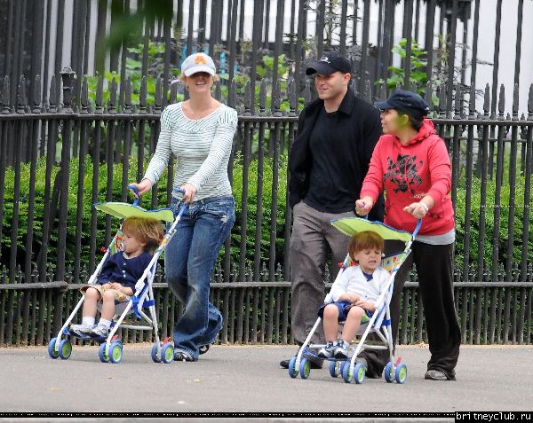 Бритни с детьми в Лондонском парке07.jpg(Бритни Спирс, Britney Spears)