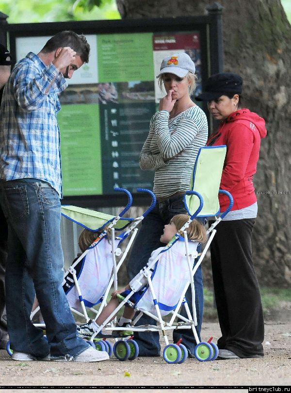 Бритни с детьми в Лондонском парке10.jpg(Бритни Спирс, Britney Spears)