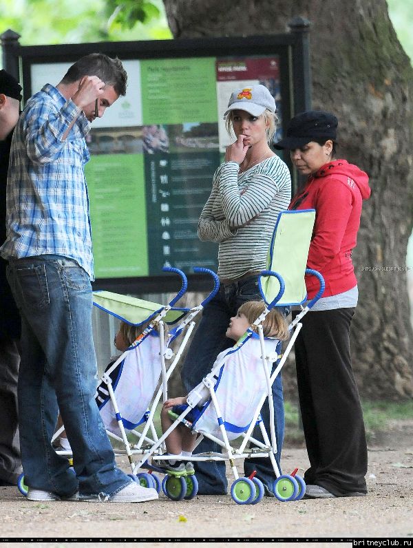 Бритни с детьми в Лондонском парке11.jpg(Бритни Спирс, Britney Spears)