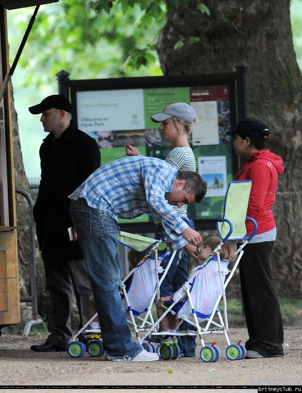 Бритни с детьми в Лондонском парке13.jpg(Бритни Спирс, Britney Spears)
