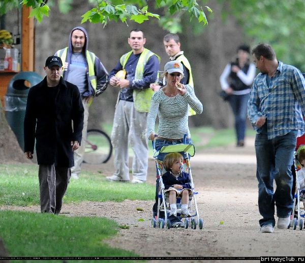 Бритни с детьми в Лондонском парке14.jpg(Бритни Спирс, Britney Spears)