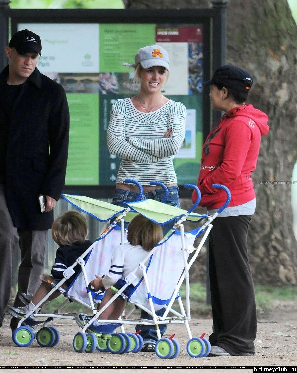 Бритни с детьми в Лондонском парке15.jpg(Бритни Спирс, Britney Spears)