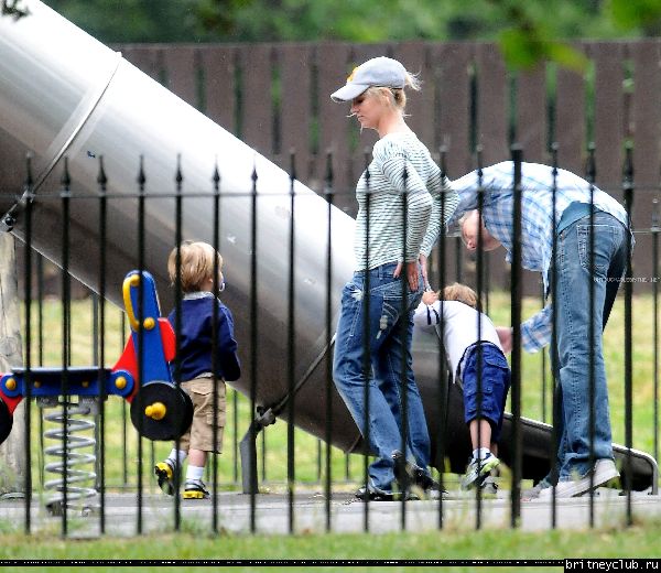 Бритни с детьми в Лондонском парке16.jpg(Бритни Спирс, Britney Spears)