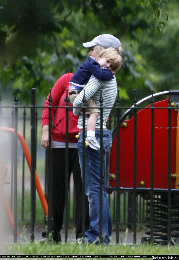 Бритни с детьми в Лондонском парке41.jpg(Бритни Спирс, Britney Spears)