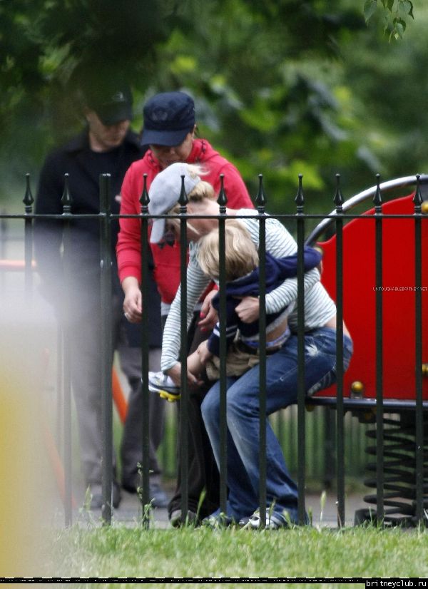 Бритни с детьми в Лондонском парке42.jpg(Бритни Спирс, Britney Spears)