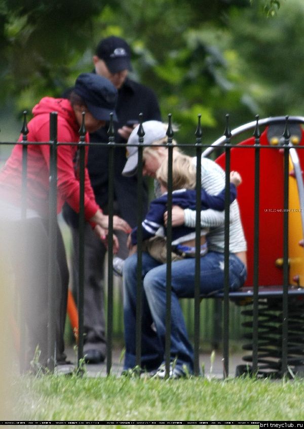 Бритни с детьми в Лондонском парке43.jpg(Бритни Спирс, Britney Spears)