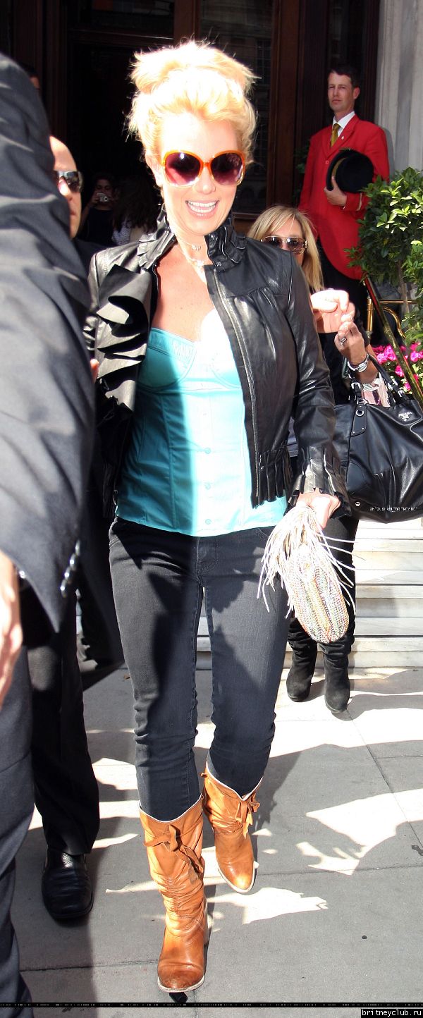 Бритни уезжает из гостиницы в Лондоне05.jpg(Бритни Спирс, Britney Spears)