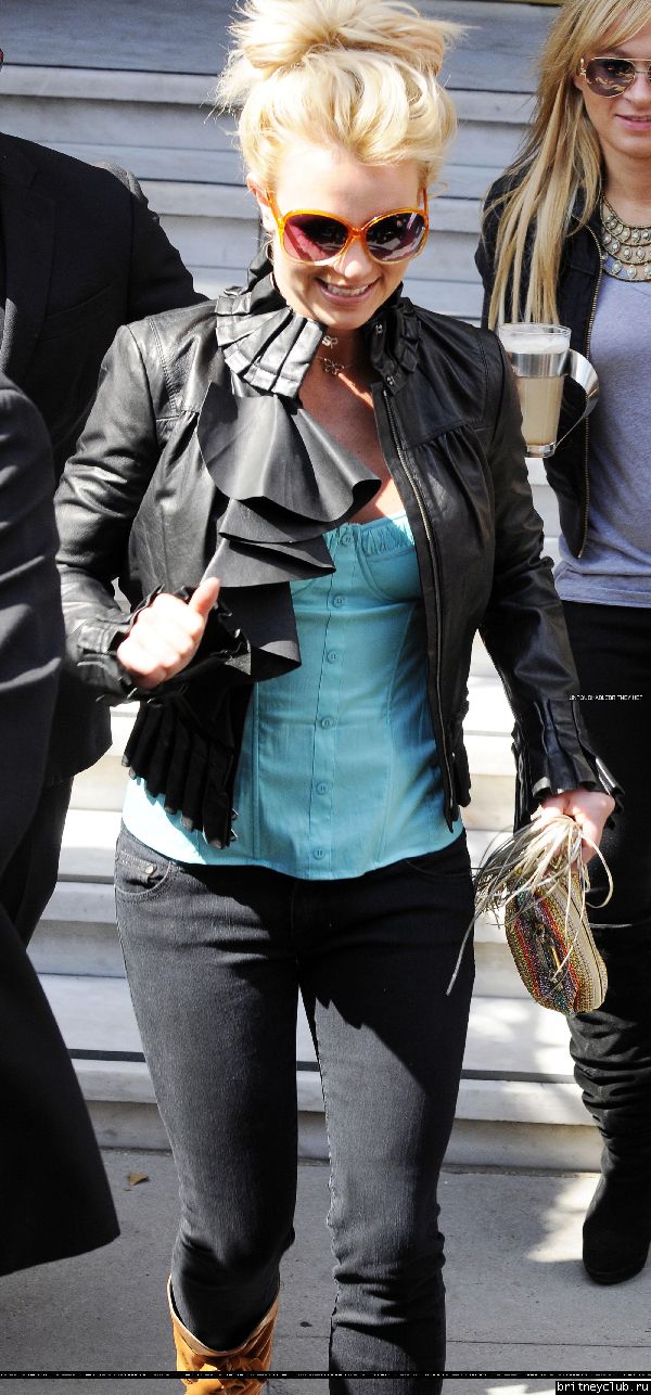Бритни уезжает из гостиницы в Лондоне08.jpg(Бритни Спирс, Britney Spears)