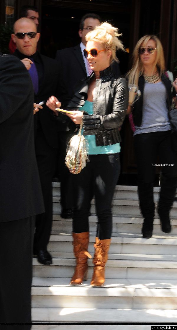 Бритни уезжает из гостиницы в Лондоне24.jpg(Бритни Спирс, Britney Spears)