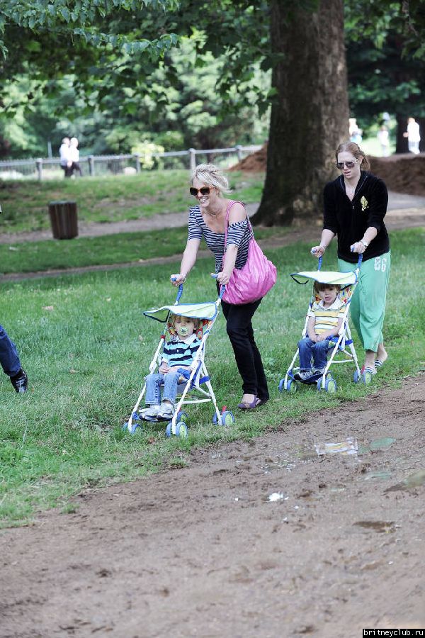 Бритни с детьми на прогулке03.jpg(Бритни Спирс, Britney Spears)