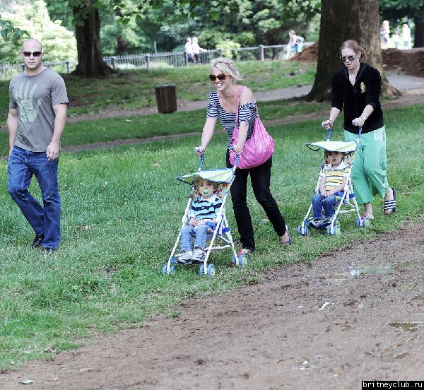 Бритни с детьми на прогулке08.jpg(Бритни Спирс, Britney Spears)