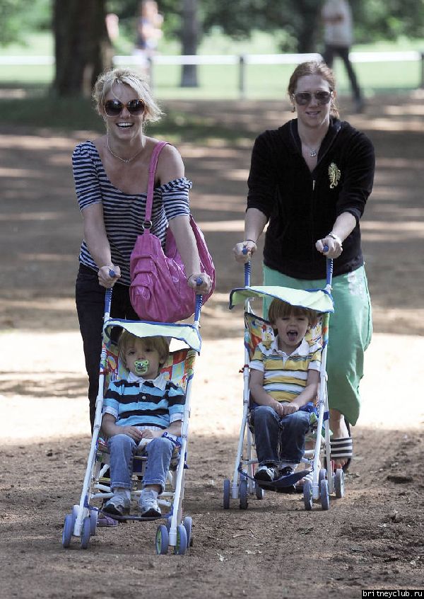 Бритни с детьми на прогулке10.jpg(Бритни Спирс, Britney Spears)