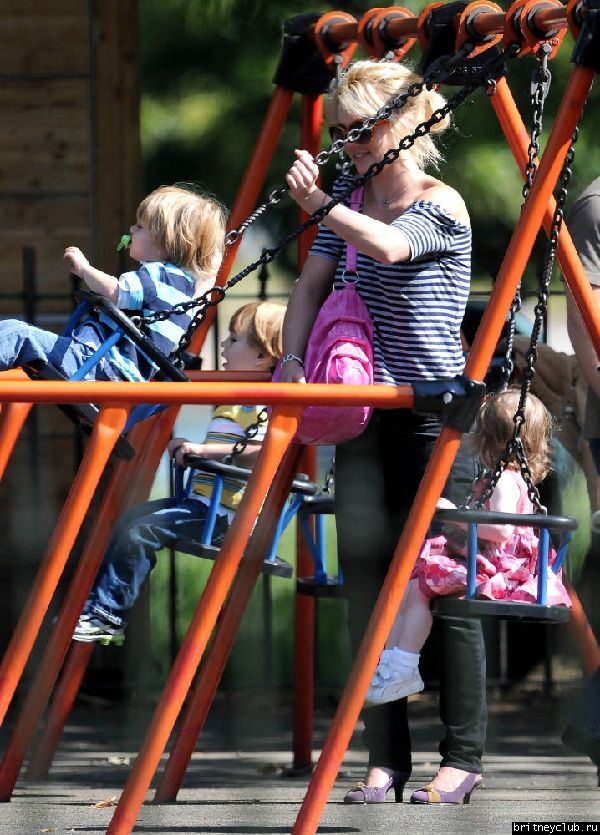 Бритни с детьми на прогулке15.jpg(Бритни Спирс, Britney Spears)