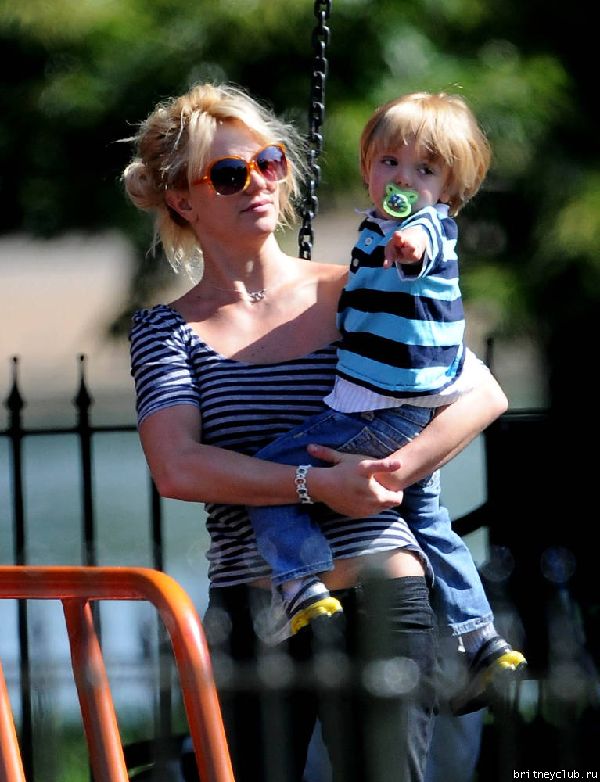Бритни с детьми на прогулке16.jpg(Бритни Спирс, Britney Spears)