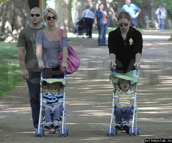 Бритни с детьми на прогулке23.jpg(Бритни Спирс, Britney Spears)