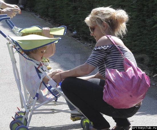 Бритни с детьми на прогулке25.jpg(Бритни Спирс, Britney Spears)