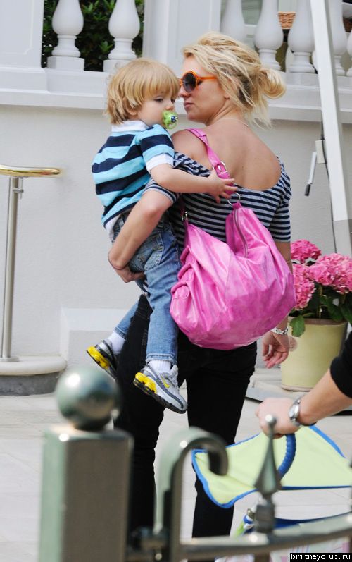 Бритни с детьми на прогулке28.jpg(Бритни Спирс, Britney Spears)