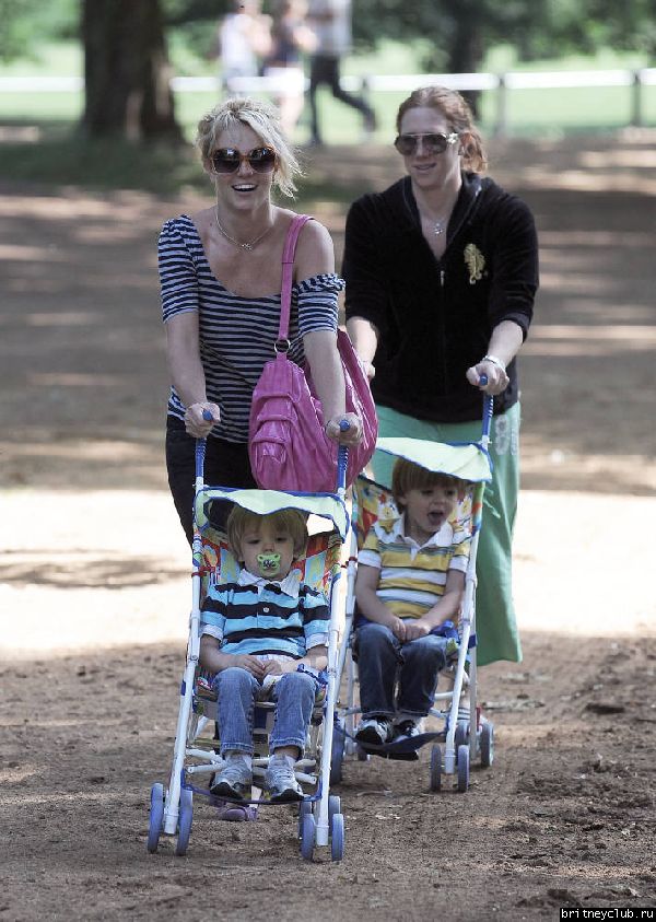 Бритни с детьми на прогулке38.jpg(Бритни Спирс, Britney Spears)