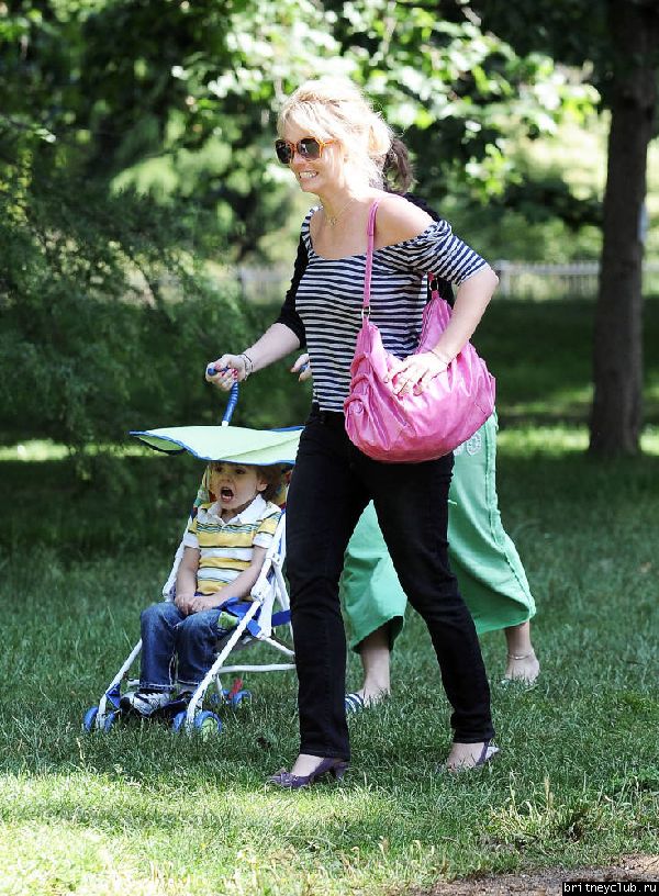 Бритни с детьми на прогулке42.jpg(Бритни Спирс, Britney Spears)