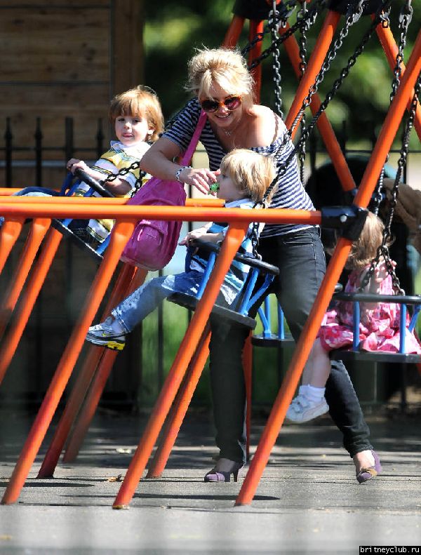 Бритни с детьми на прогулке46.jpg(Бритни Спирс, Britney Spears)
