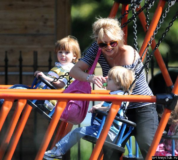Бритни с детьми на прогулке50.jpg(Бритни Спирс, Britney Spears)