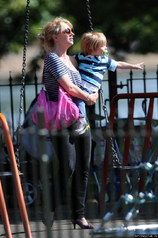 Бритни с детьми на прогулке53.jpg(Бритни Спирс, Britney Spears)