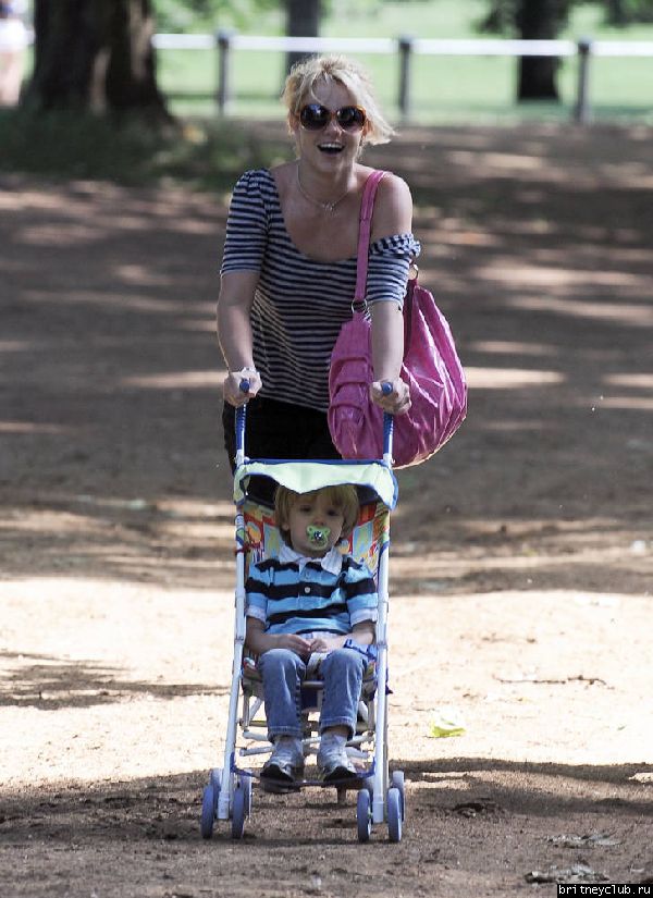Бритни с детьми на прогулке57.jpg(Бритни Спирс, Britney Spears)
