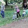 Бритни с детьми на прогулке