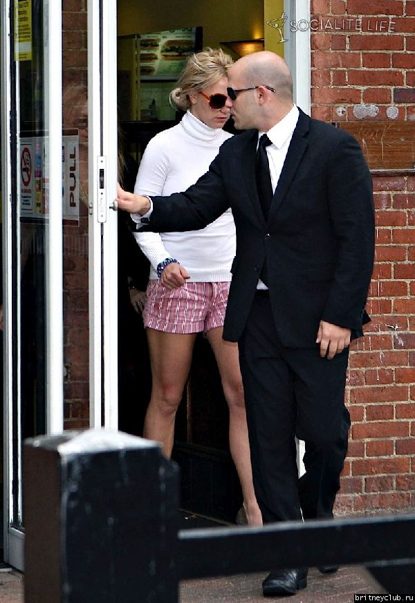 Бритни уезжает из отеля в Лондоне01.jpg(Бритни Спирс, Britney Spears)