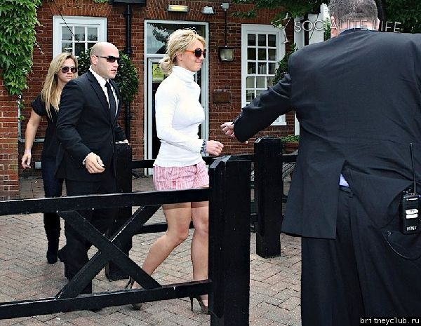 Бритни уезжает из отеля в Лондоне08.jpg(Бритни Спирс, Britney Spears)