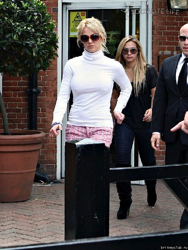 Бритни уезжает из отеля в Лондоне24.jpg(Бритни Спирс, Britney Spears)