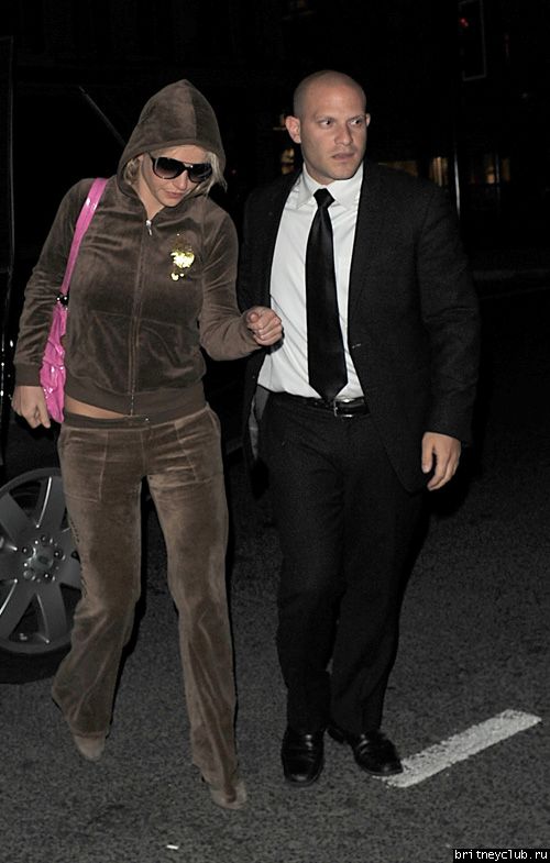 Бритни возвращается в гостиницу после концерта в Манчестере11.jpg(Бритни Спирс, Britney Spears)