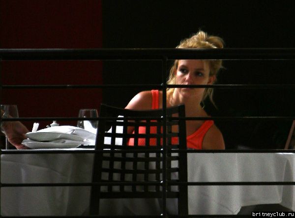 Бритни с Брет в ресторане1.jpg(Бритни Спирс, Britney Spears)
