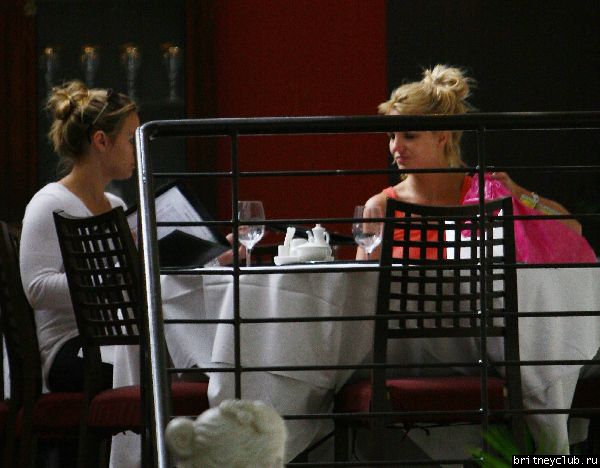 Бритни с Брет в ресторане3.jpg(Бритни Спирс, Britney Spears)