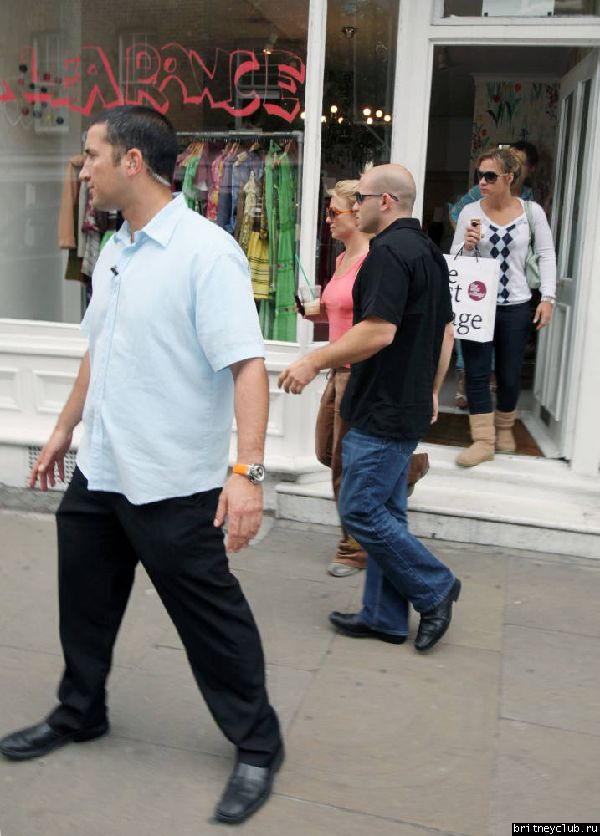 Бритни на шоппинге в районе Soho Лондона013.jpg(Бритни Спирс, Britney Spears)