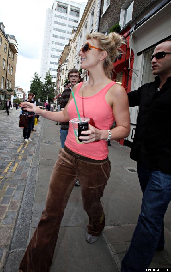 Бритни на шоппинге в районе Soho Лондона014.jpg(Бритни Спирс, Britney Spears)