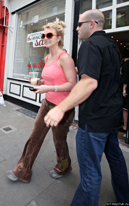 Бритни на шоппинге в районе Soho Лондона034.jpg(Бритни Спирс, Britney Spears)