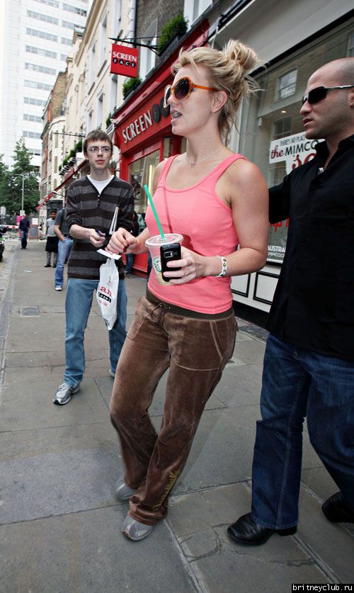 Бритни на шоппинге в районе Soho Лондона035.jpg(Бритни Спирс, Britney Spears)