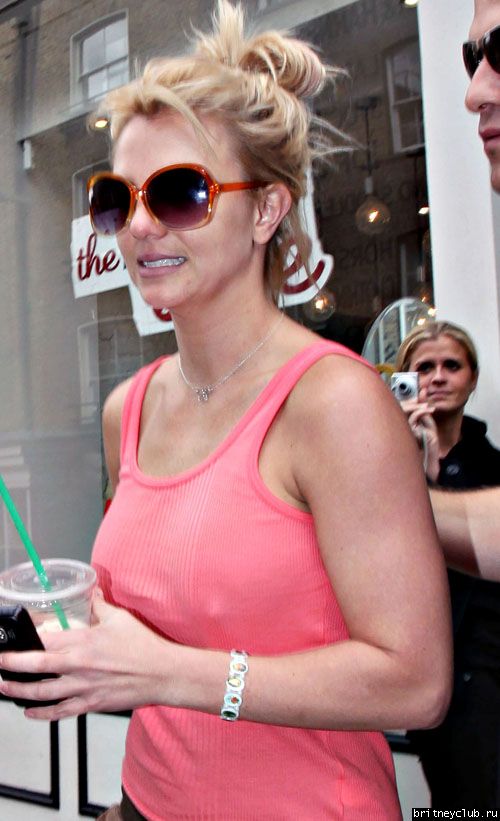 Бритни на шоппинге в районе Soho Лондона036.jpg(Бритни Спирс, Britney Spears)